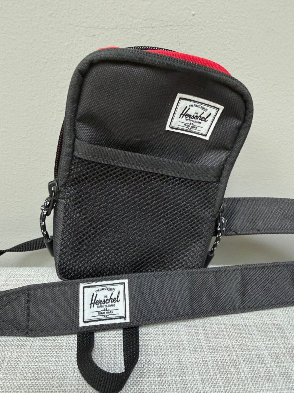 NWOT Herschel Supply Co. Phone/Travel/Essentials Crossbody Bag in Black